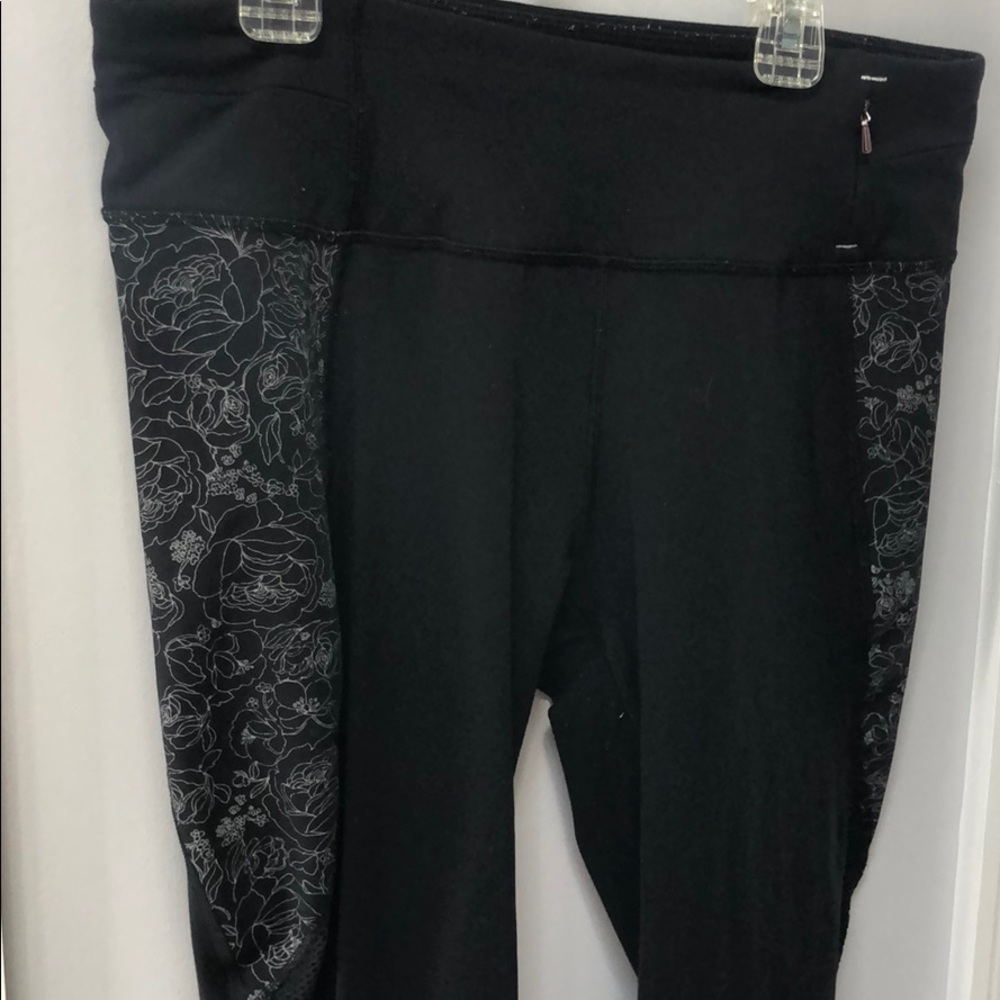 Calia (Carrie Underwood) floral workout leggings